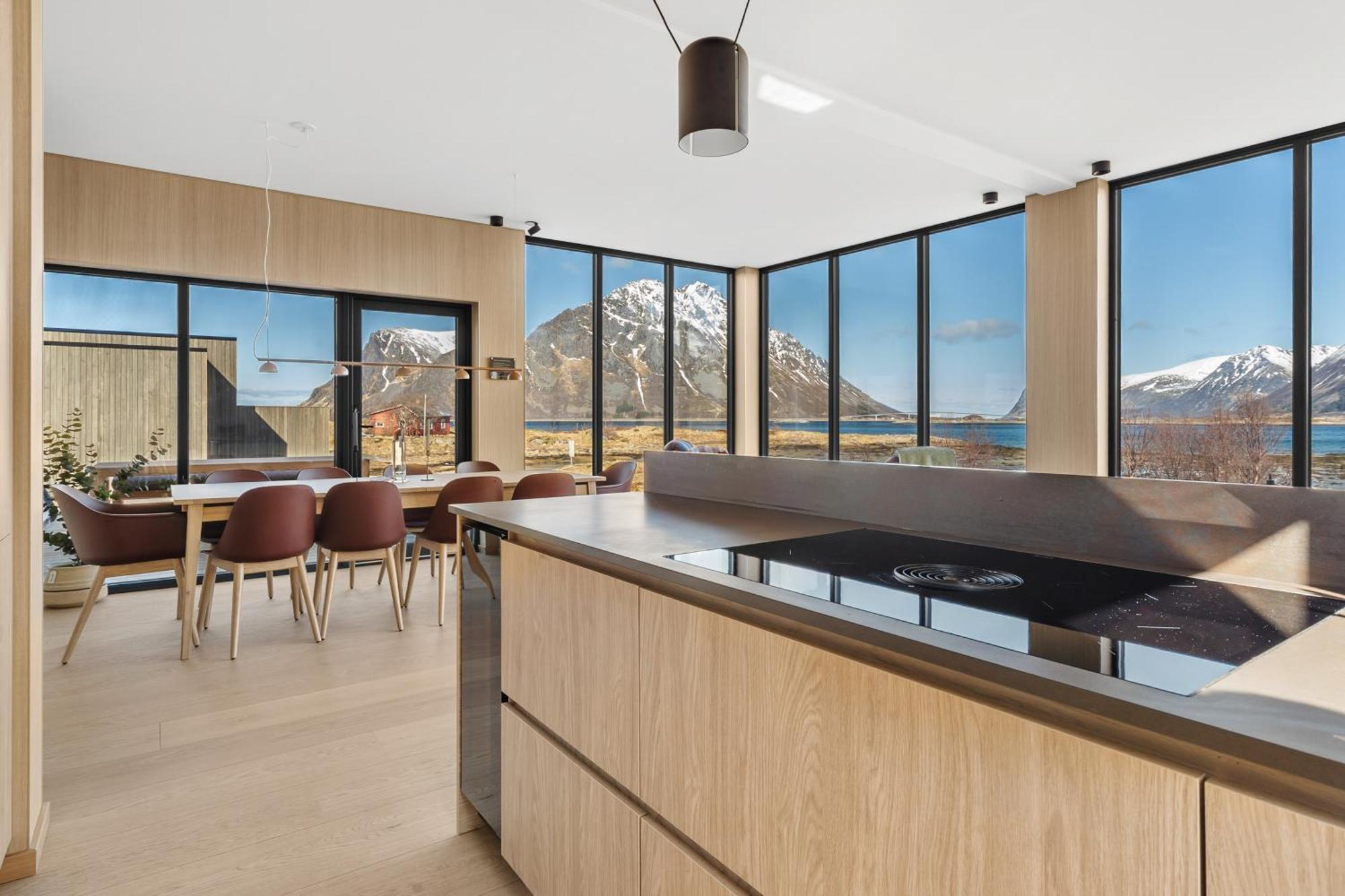 Villa New - Seafront Luxury Near Henningsvaer